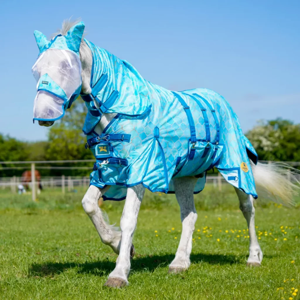 Caballo con la manta antimoscas Oh My Mermaid de Ponyo Horsewear, estampado de sirenas ilustrado por Ingrid Luque