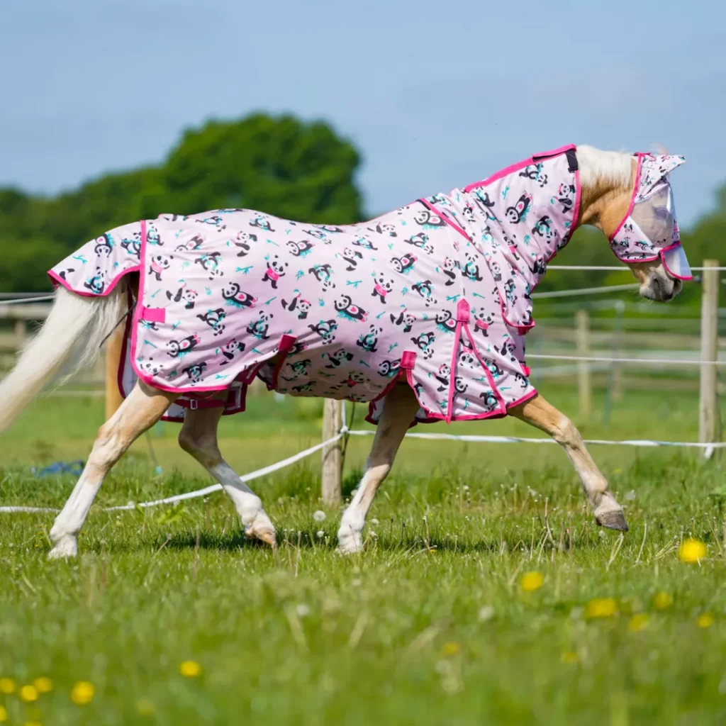 Caballo con la manta antimoscas Panda Pals de Ponyo Horsewear, estampado de pandas ilustrado por Ingrid Luque
