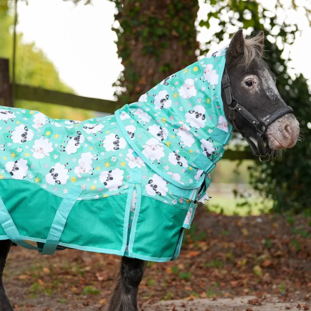 Detalle de la manta Counting Sheep de Ponyo Horsewear con estampado de ovejas ilustrado por Ingrid Luque