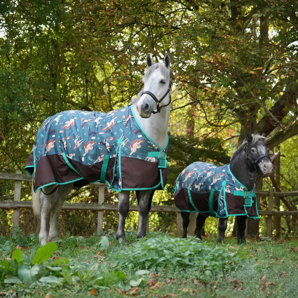 Dos caballos con mantas Furry Friends de Ponyo Horsewear, con estampado ilustrado por Ingrid Luque