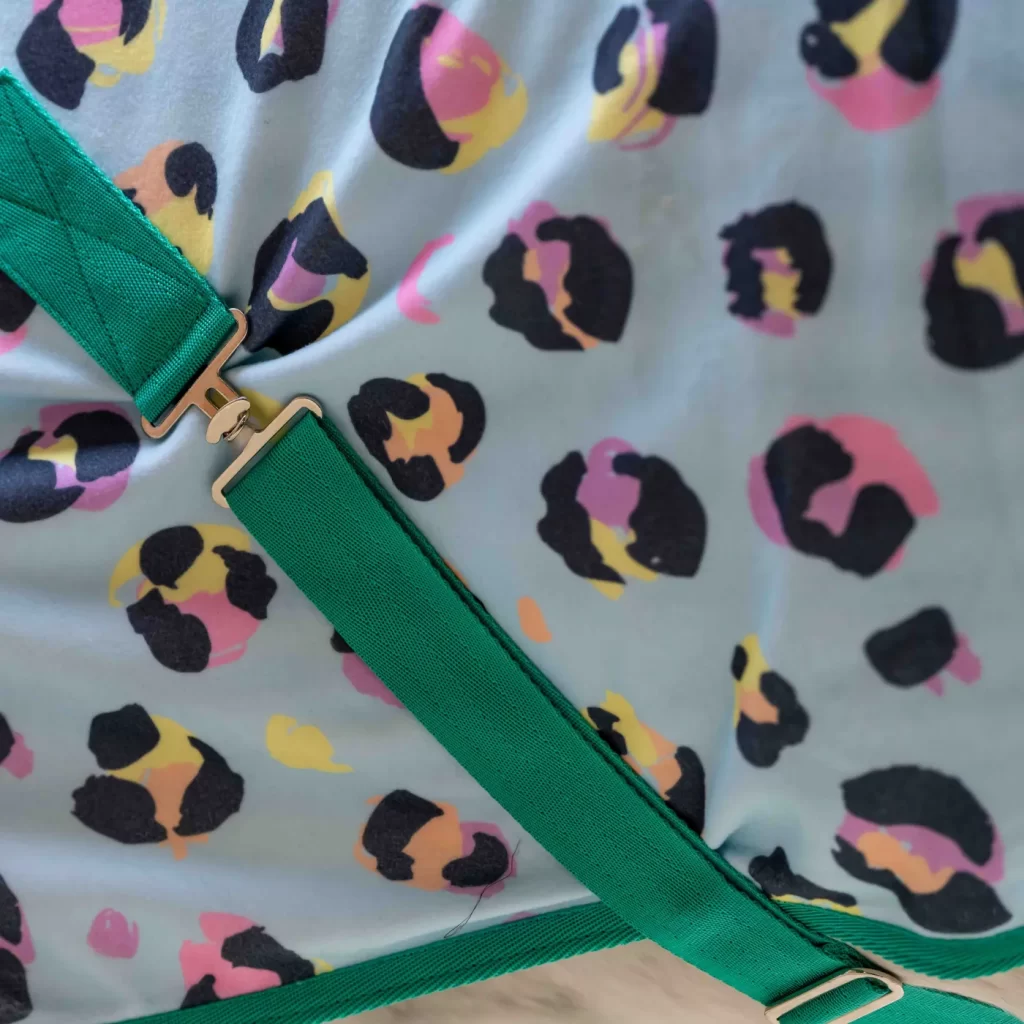 Detalle del estampado Wild One en una manta polar de Ponyo Horsewear, ilustrado por Ingrid Luque